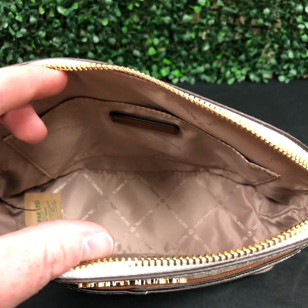 Michael KORS Jet Set Travel Medium Dome Crossbody Bag - Picture 8 of 12